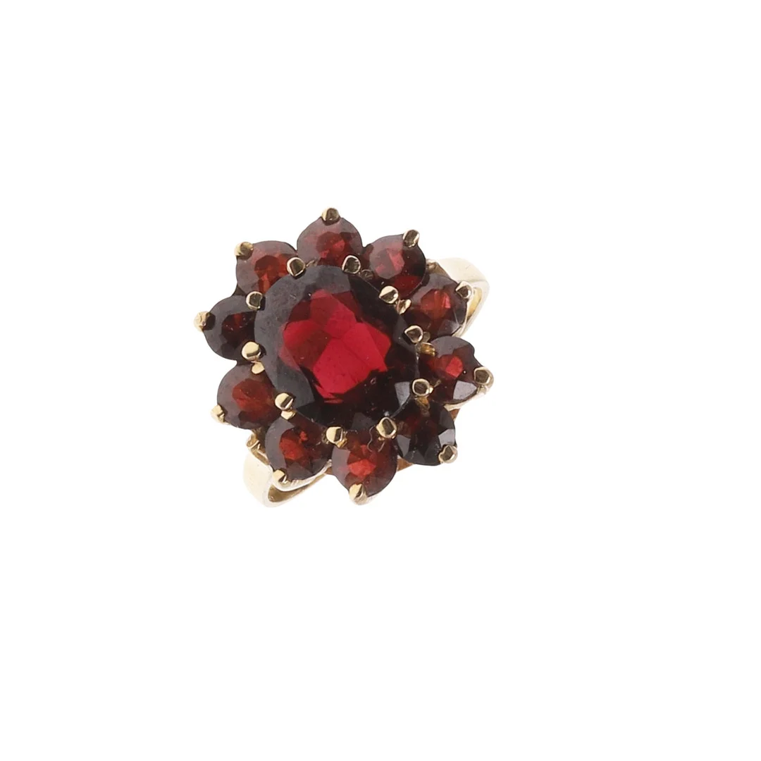 A GARNET AND 9CT GOLD CLUSTER RING. — Rings — Lawrences Auctioneers