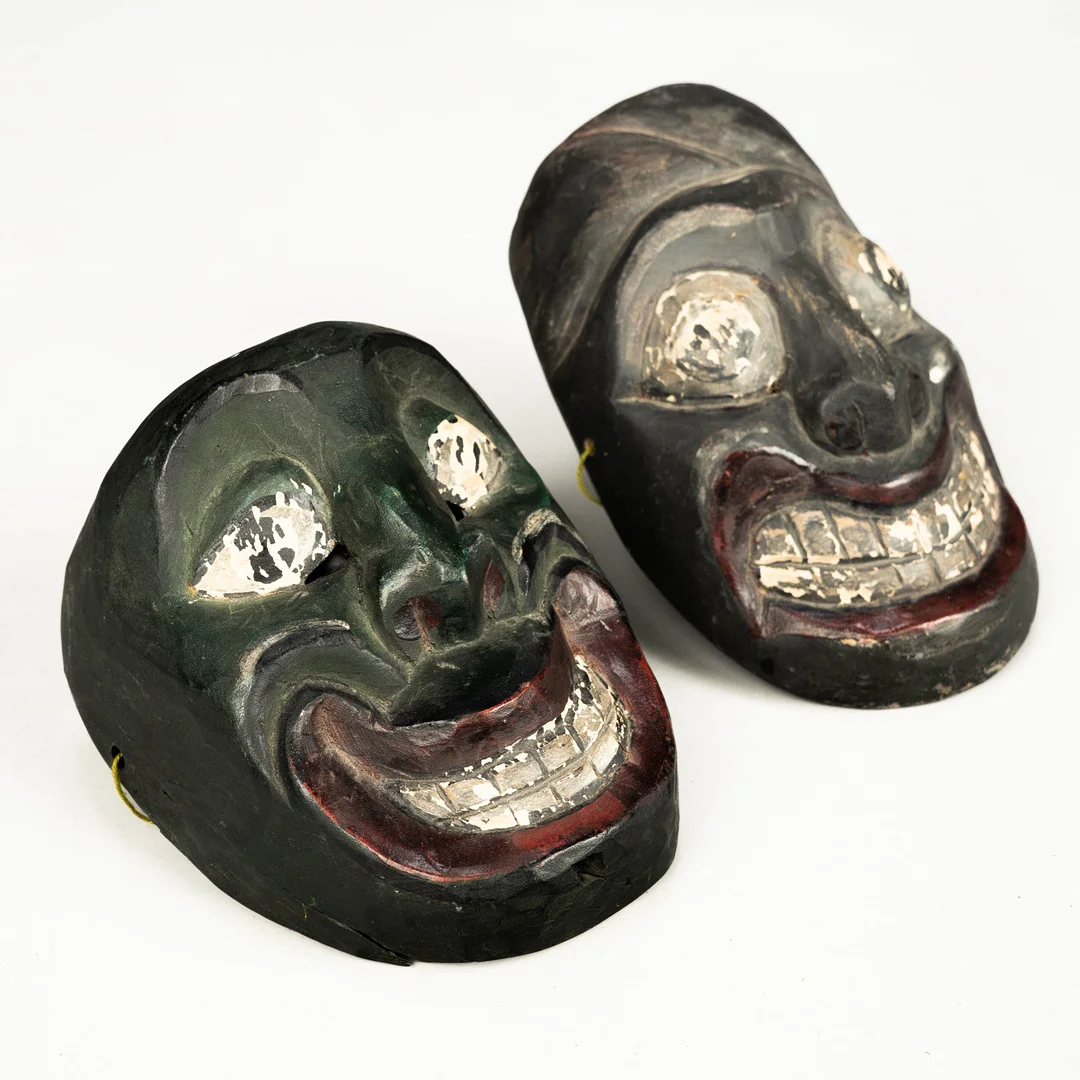 MASKER, 2 st, trä, bemålade, Asien. — Wood — Norrlands Auktionsverk