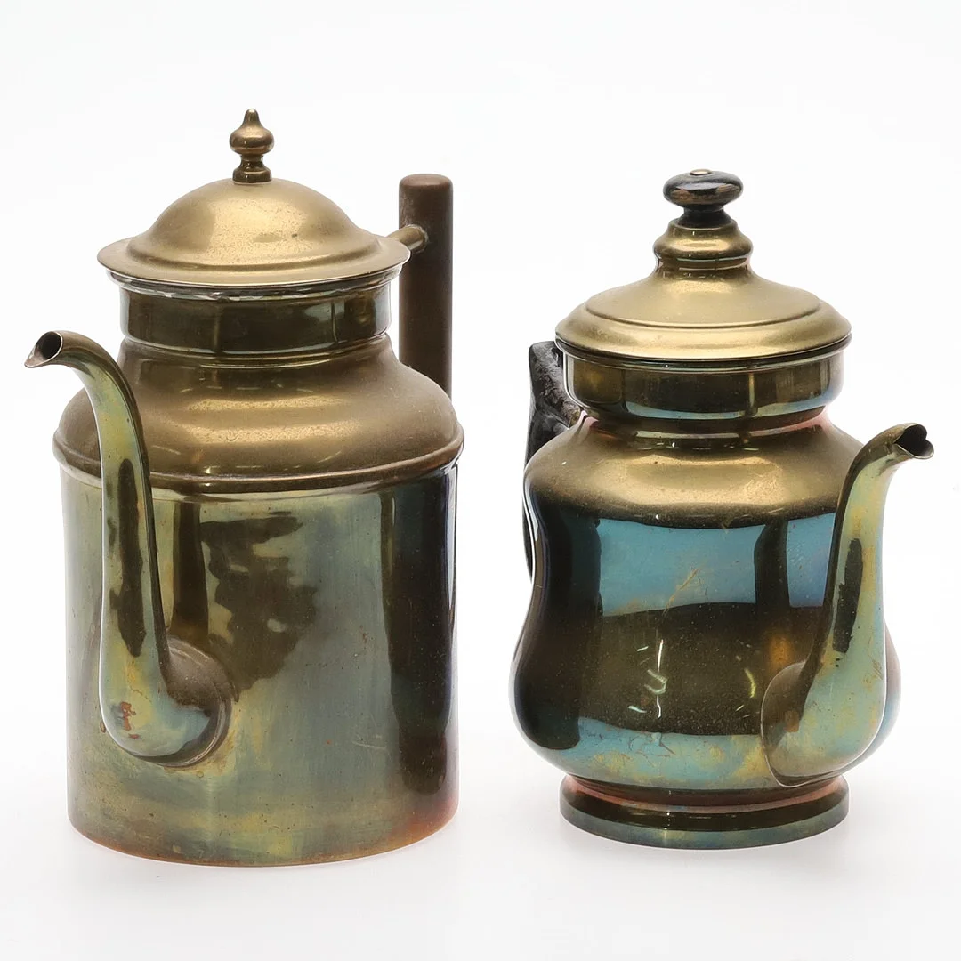 KAFFEKANNOR. Mässing med trä, 1900-tal. — Pewter, Brass & Copper — Örebro Stadsauktioner