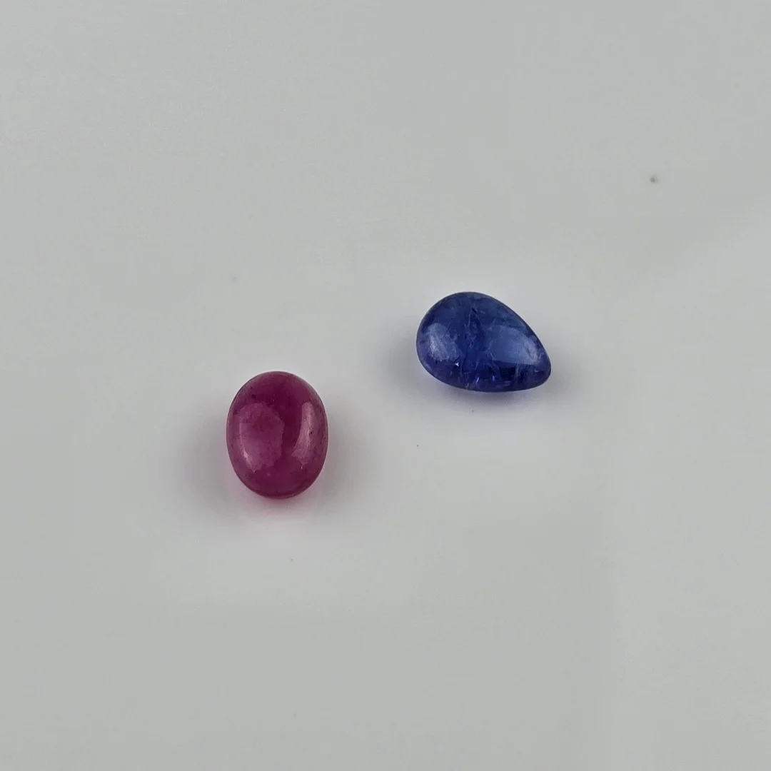 Cabochon Ruby and Tanzanite 2.38ct and 1.84ct GFCO Certified. — Gemstones — Auktionshaus Blank