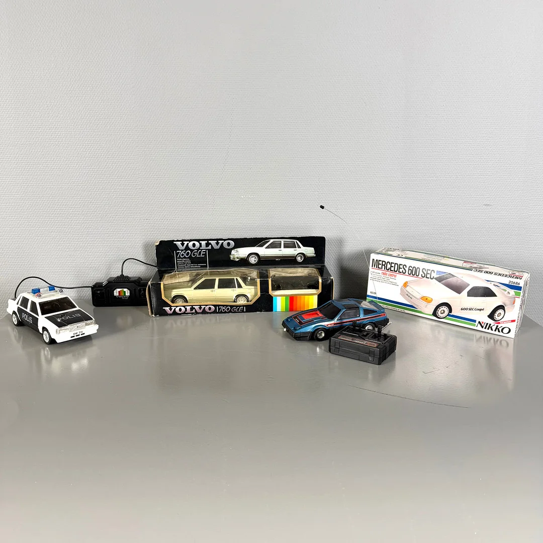 FJÄRRSTYRDA MODELLBILAR, 4 st, varav: Volvo 760 GLE, Nissan Fairlady-Z, Polisbil Volvo 760 GLE samt Mercedes 600 SEC (fabrikat Nikko). — Model cars — Skandia Auktion