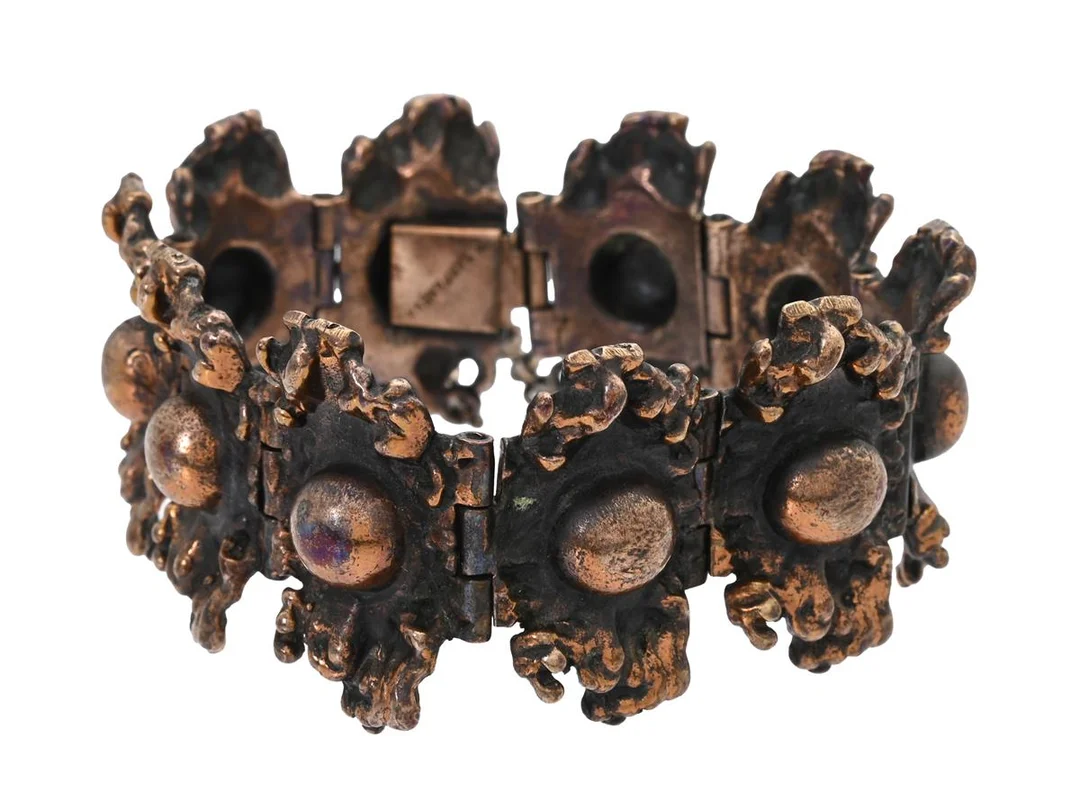 SARPANEVA, armband, brons, Finland, längd 18,5 cm, säkerhetskedja, vikt 69,7 g. — Smycken/Armband — Kaplans