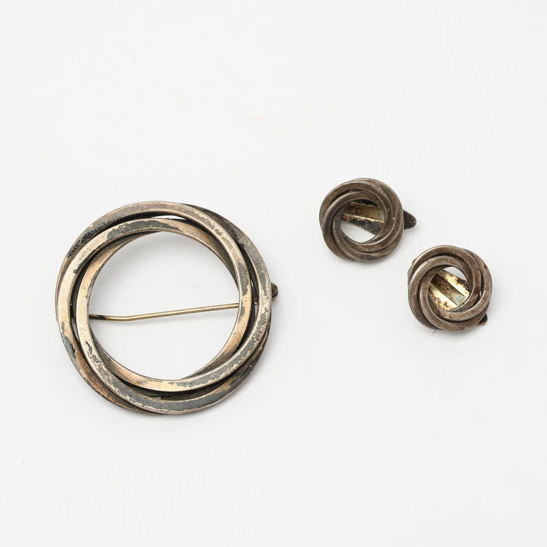Brosch och örhängen, ett par, silver, Herman Siersbol, Danmark. — Jewellery Suites — Uppsala Auktionskammare