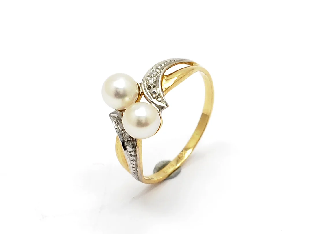 RING, 18K, vikt 1.9 g 2 odlade pärlor 2 diamanter stl. 17.25 mm — Smycken/Ring — Kaplans