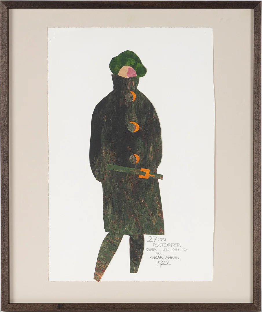TONIE LEWENHAUPT (FÖDD 1937). "27:50 Postorder, Kappa i sk kapptyg från Oscar Ahrén 1922", collage, signerad och daterad a tergo 2024. 1920-talets postorderkataloger berättar om såväl mode som ekonomi och levnadsvillkor. En moderiktigt rak kappa i ull kostade 27:50 från Oscar Ahrén. — Other — Stockholms Auktionsverk Helsingborg