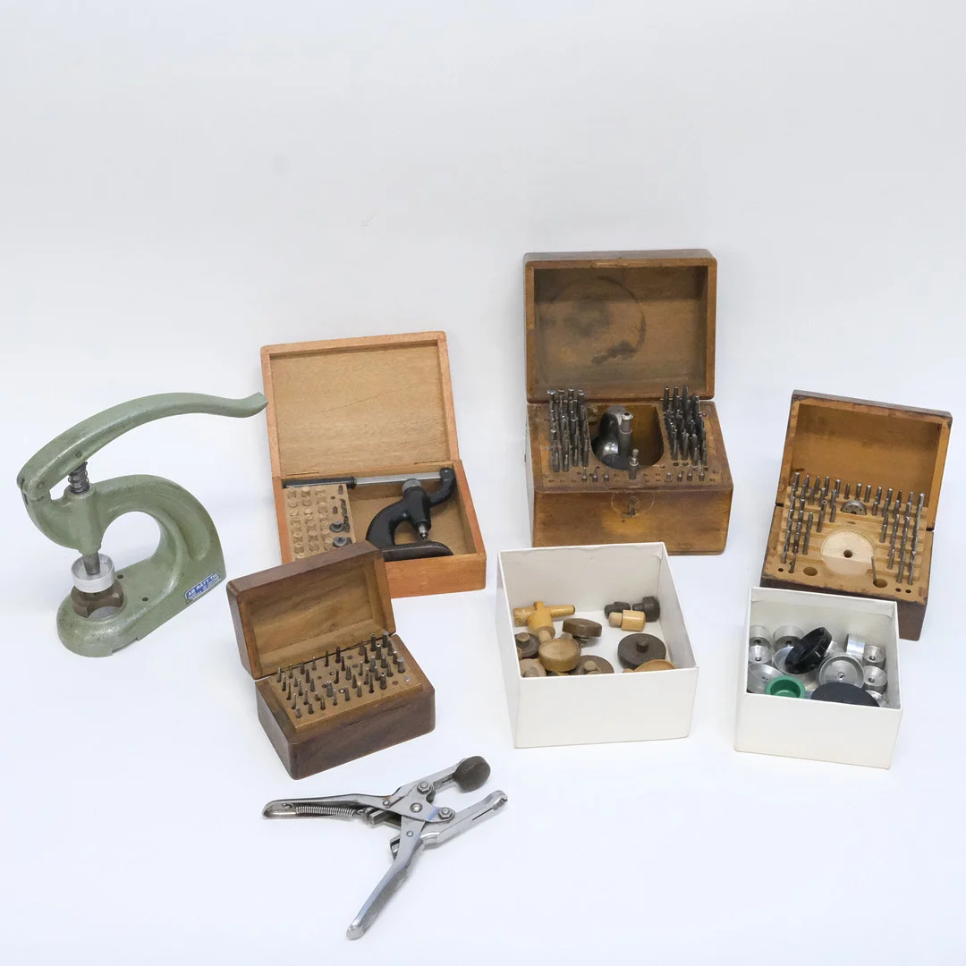SAMLING URMAKERIVERKTYG. — Other clocks — Björnssons Auktionskammare