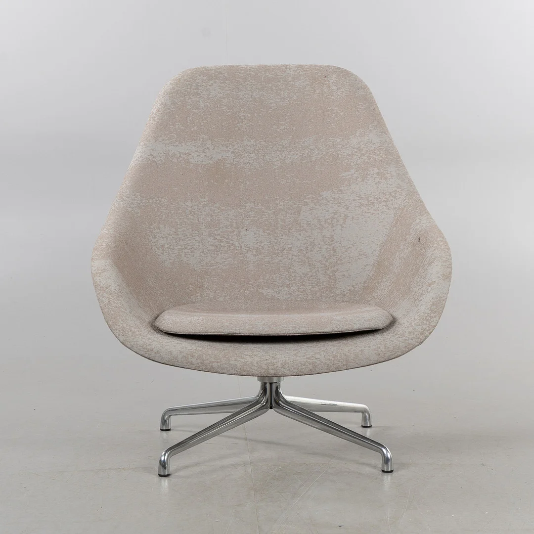 HEE WELLING. HAY, Danmark, Snurrfåtölj, "About a Lounge chair", i beigemellerad textil, kromad fyrpassfot i stål, 1900/2000-tal. — Armchairs & Chairs — Stockholms Auktionsverk Helsingborg