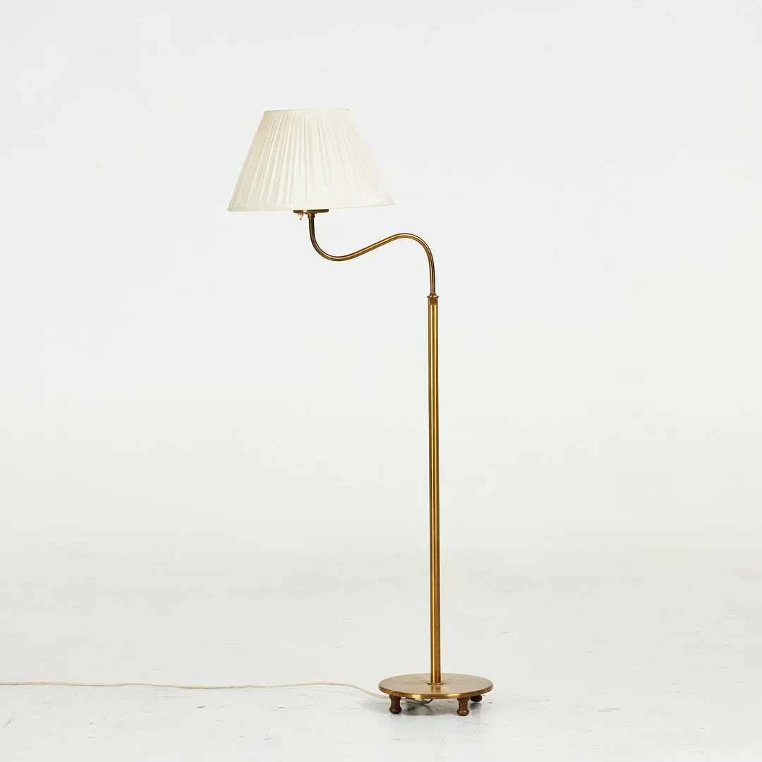 JOSEF FRANK. Golvlampa, modell G2568, "Lilla kamelen", Firma Svenskt Tenn, stomme av mässing, på fötter av betsat lövträ. — Floor lights — Stockholms Auktionsverk Sickla
