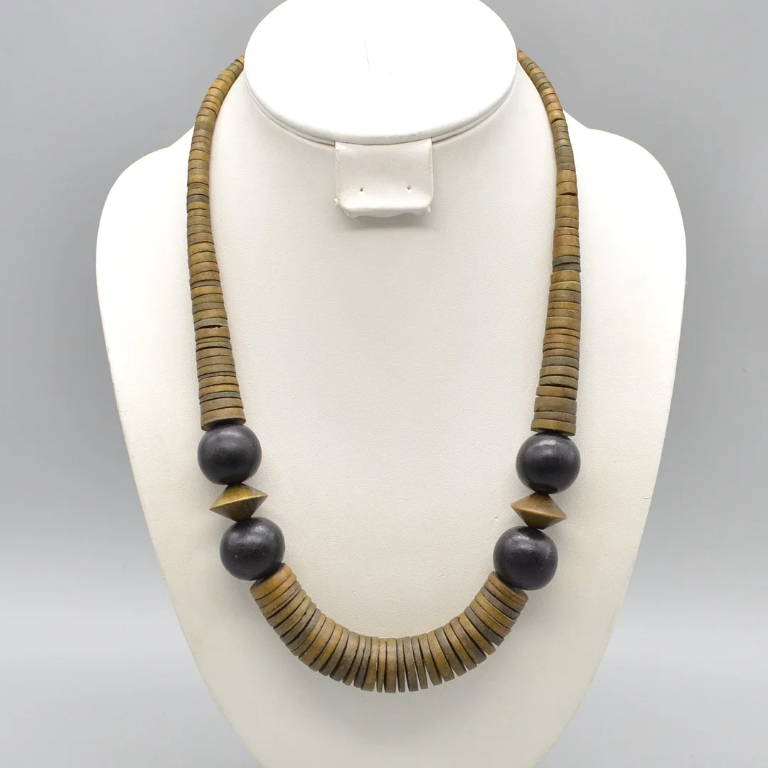 AFRIKANISCHES COLLIER, KOKOSPLÄTTCHEN UND HOLZPERLEN, HANDGEMACHT, SPÄTES 20. JAHRHUNDERT. — Necklace — Kunst- und Auktionshaus Kleinhenz