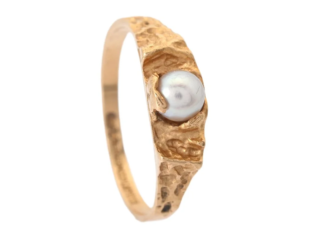 LAPPONIA, ring, 18K guld, odlad saltvattenspärla ca 4 mm, "Ett litet ord", stl 17,5 mm, vikt 2,4 g. — Smycken/Ring — Kaplans