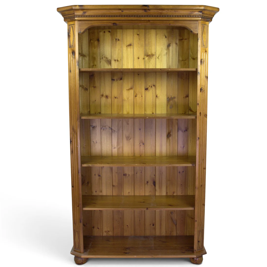 BOKHYLLA, betsad furu, nytillverkad i äldre stil. — Cupboards, Cabinets & Shelves — Höganäs Auktionsverk