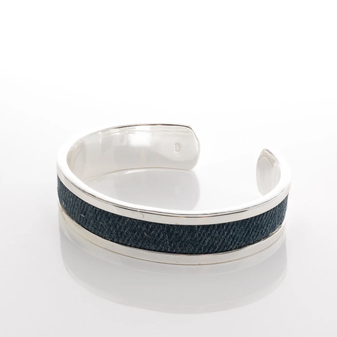 ARMRING, Sterlingsilver, Denim Tyg. — Bracelets — Garpenhus Auktioner