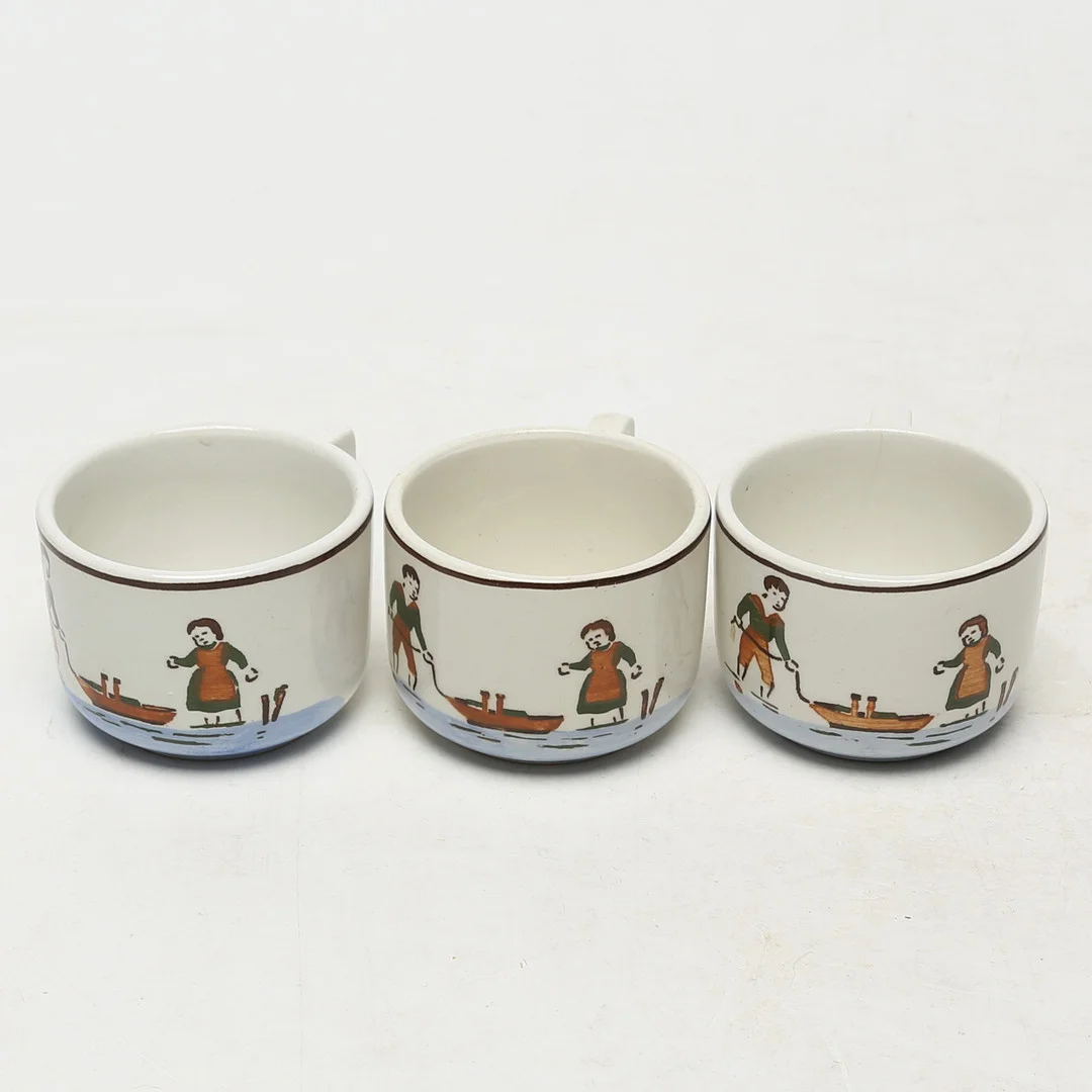 BARNSERVISKOPPAR 3 st, porslin. — Tableware — Kalmar Auktionsverk