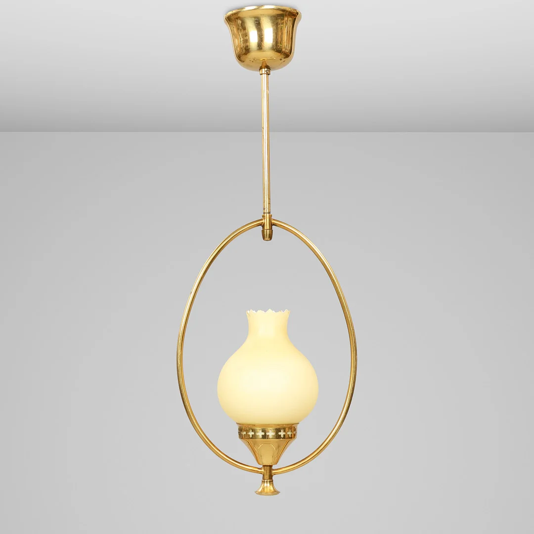 Loftslampe af messing med skærm af opalglas, ca. 1900-tallets midte. — Ceiling lights — Palsgaard Kunstauktioner