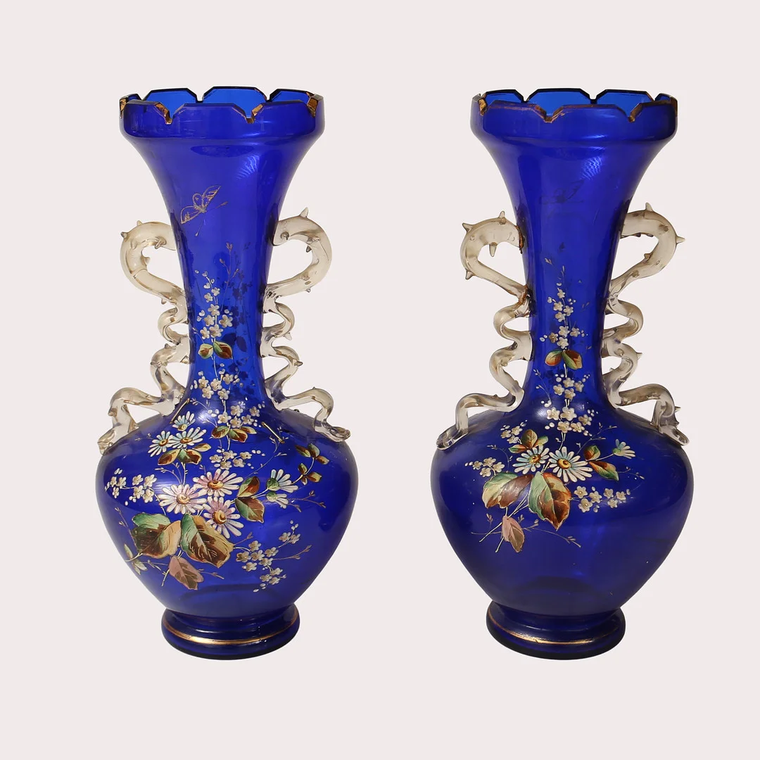 VASER, ETT PAR, blått glas, genomsiktligt glas, emaljfärgsmåleri, förgyllningar, slipning. 1800-talets slut. — Utility glass — Limhamns Auktionsbyrå