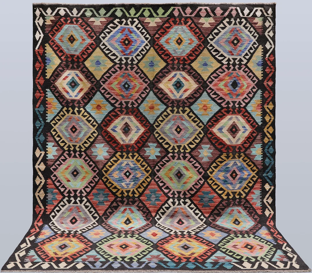 MATTA. Kelim klassisk design, 234 x 184 cm. — Oriental Carpets & Textiles — Södermanlands Auktionsverk