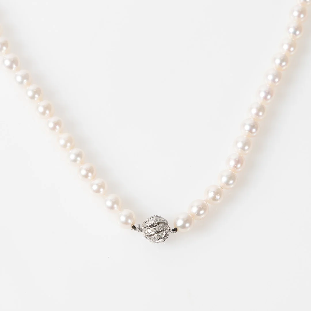PÄRLCOLLIER, lås i 18K vitguld med diamanter. — Necklace — Stockholms Auktionsverk Helsingborg