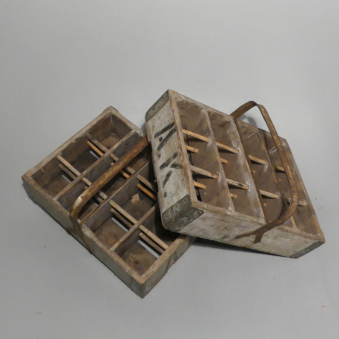 DRICKABACKAR, trä, 2 st, A Karlssons Bryggeri, Lysekil. — Miscellaneous — Lysekils Auktionsbyrå