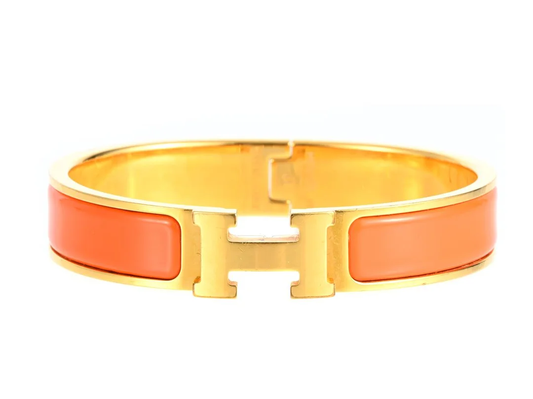 ARMRING, HERMÈS, Clic H Bracelet, guldpläterad, orange emalj, diameter 5,5 cm, smyckespåse. — Smycken/Armring — Kaplans
