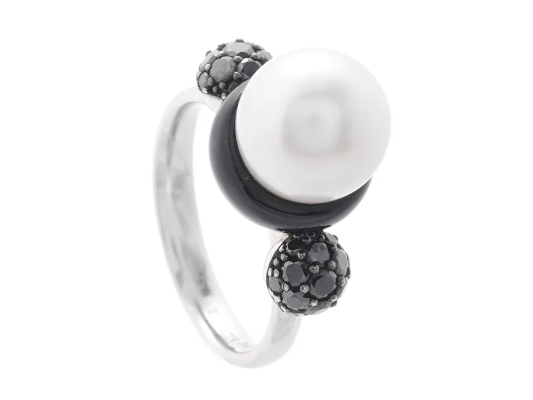 AUTORE, ring, 18K vitguld, South sea pärla, 26 svarta briljantslipade diamanter, emalj, stl 17,75 mm, vikt 7,6 g. — Smycken/Ring — Kaplans