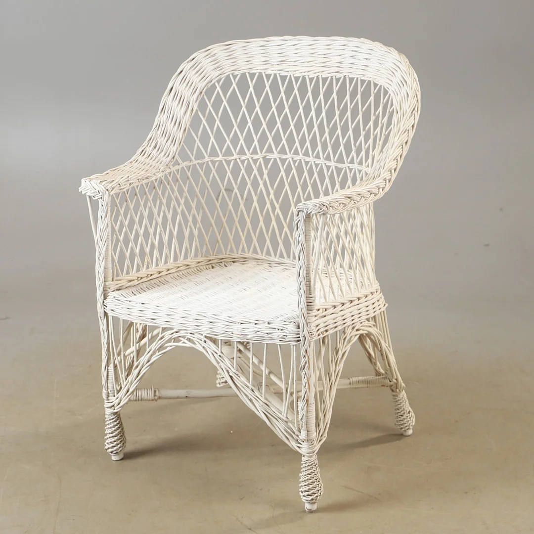 FÅTÖLJ, vitmålad rotting, 1900-talets andra hälft. — Armchairs & Chairs — Helsingborgs Auktionskammare
