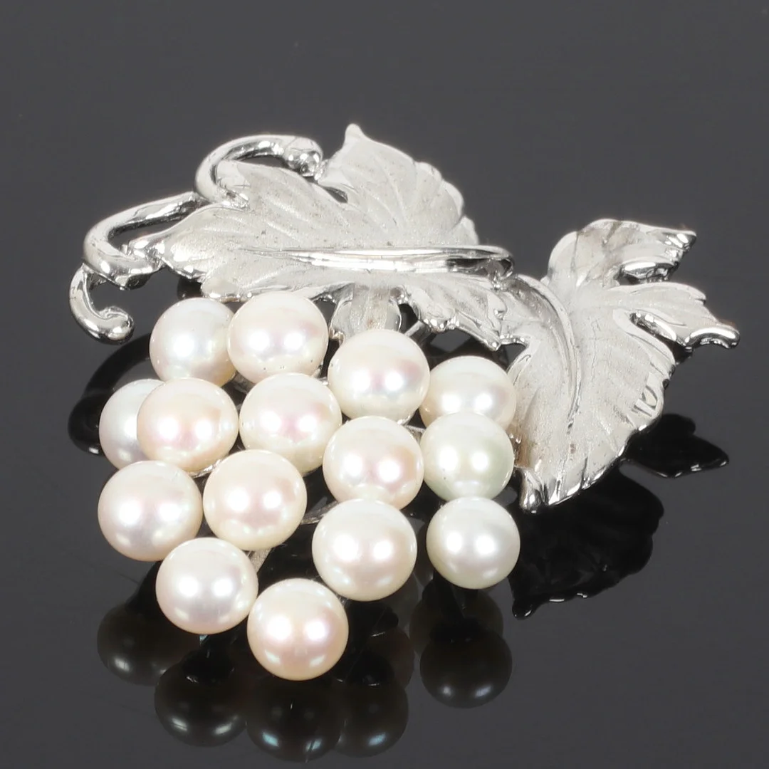 BROSCH, sterlingsilver, odlade pärlor. 1900-tal. — Brooches & Pendants — Stadsauktion Sundsvall