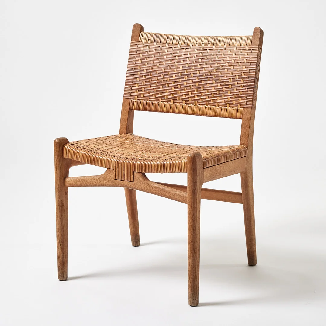 HANS J WEGNER. "CH-31", stol, Carl Hansen & Søn, Danmark, 1960-tal, ek, sits och rygg i flätad rotting. — Armchairs & Chairs — Stockholms Auktionsverk Magasin 5