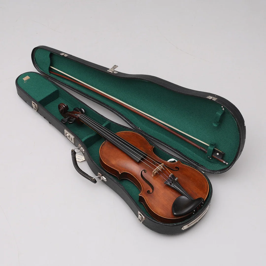 EN INTRESSANT ANTIK VIOLIN MED ETIKETT MÄRKT DANIEL VIKSTRÖM , STOCKHOLM, N.o 36 (?), årtal med överskrift. — Musical instruments — Crafoord Auktioner Lund