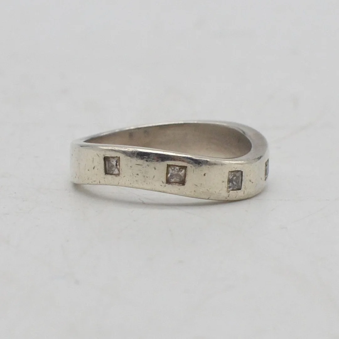 SMYKKEFORM (SMK), DÄNISCHER DESIGNER RING AUS STERLINGSILBER, GESCHWUNGENE FORM, VIER ZIRKONE, GR. 17 / 57 MM, VINTAGE. — Rings — Kunst- und Auktionshaus Kleinhenz