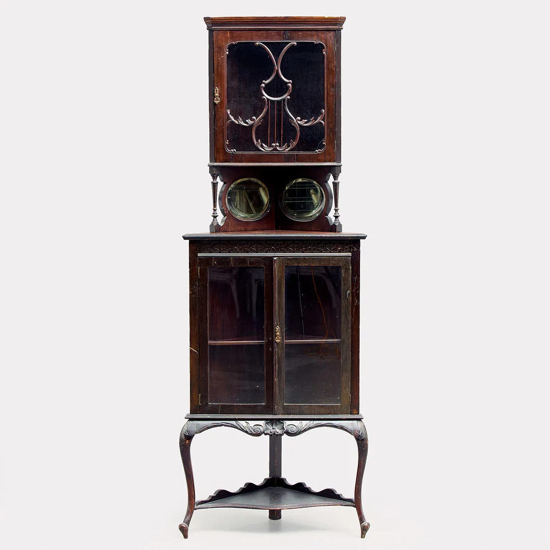 VITRINHÖRNSKÅP, tidigt 1900-tal. — Cupboards, Cabinets & Shelves — Uppsala Auktionskammare