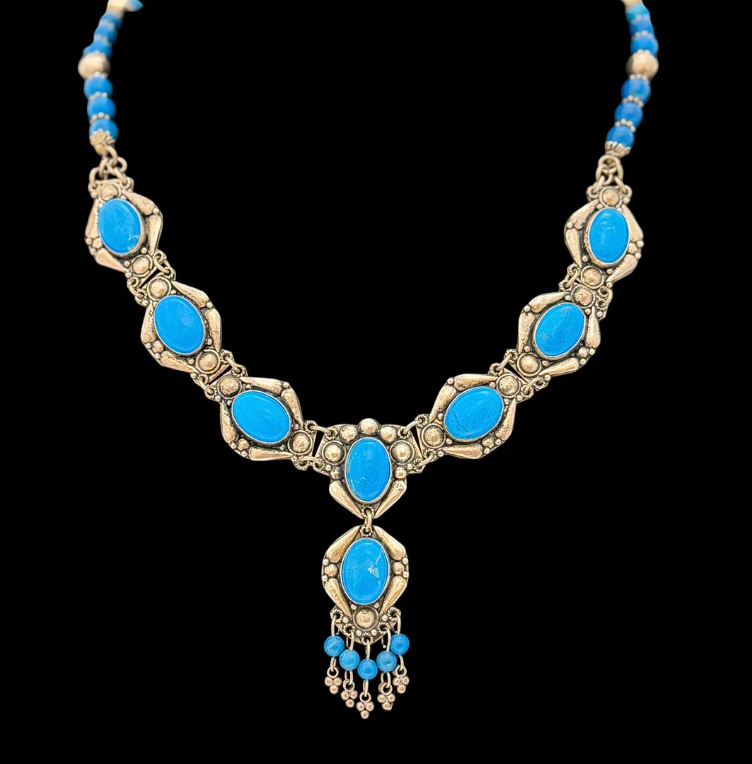 A SILVER AND BLUE STONE STATEMENT NECKLACE. — Necklace — Griffin’s Auctioneers