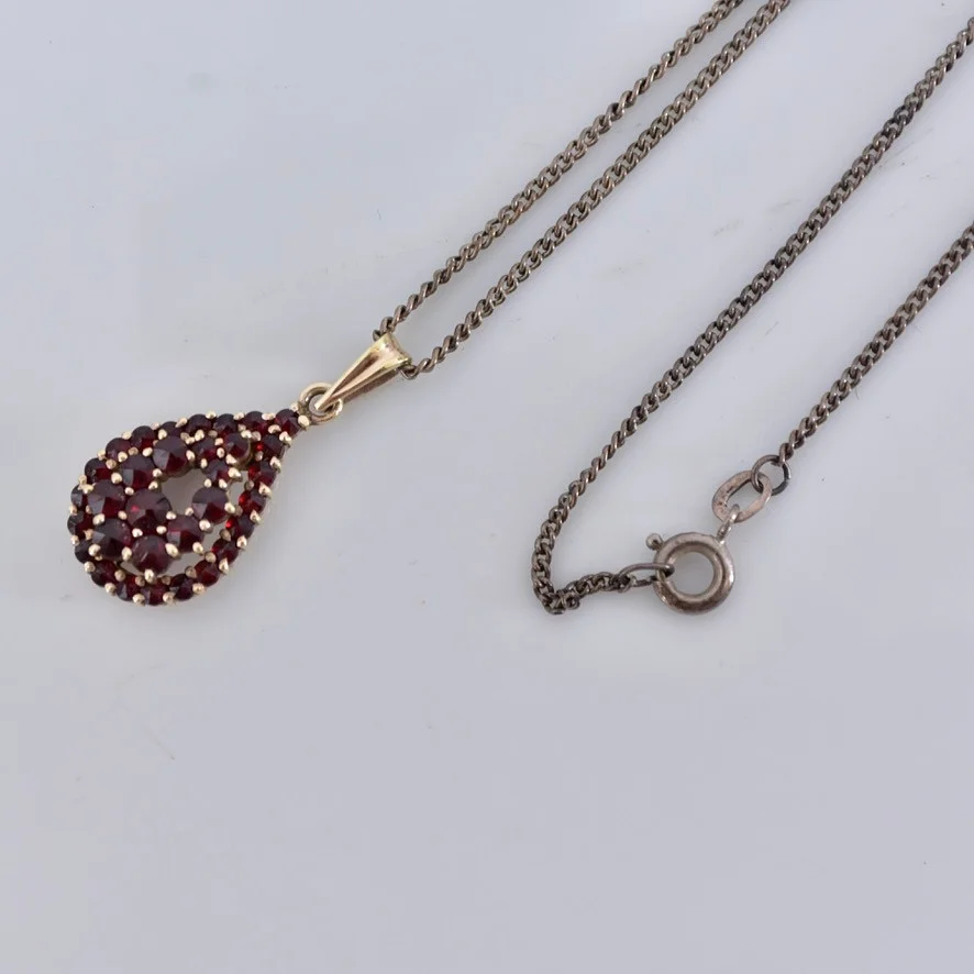 HÄNGE SAMT KEDJA, med granater, förgyllt silver. — Brooches & Pendants — Halmstads Auktionskammare