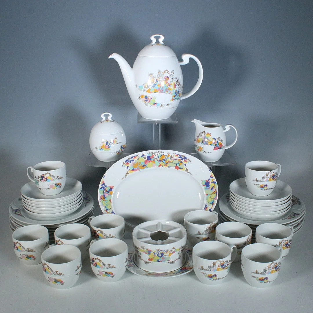 BJÖRN WIINBLAD. Für Rosenthal, 42-teiliges Porzellangeschirr , Modell '' Polykrona '' aus der Serie ''ASIMMETRIA '' 'DIE ENTFÜHRUNG AUS DEM SERAIL' 2. Hälfte 20. Jh. — European — Stockholms Auktionsverk Düsseldorf/Neuss