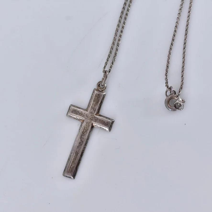 KORS MED KEDJA, silver, Finland. — Silver — Halmstads Auktionskammare