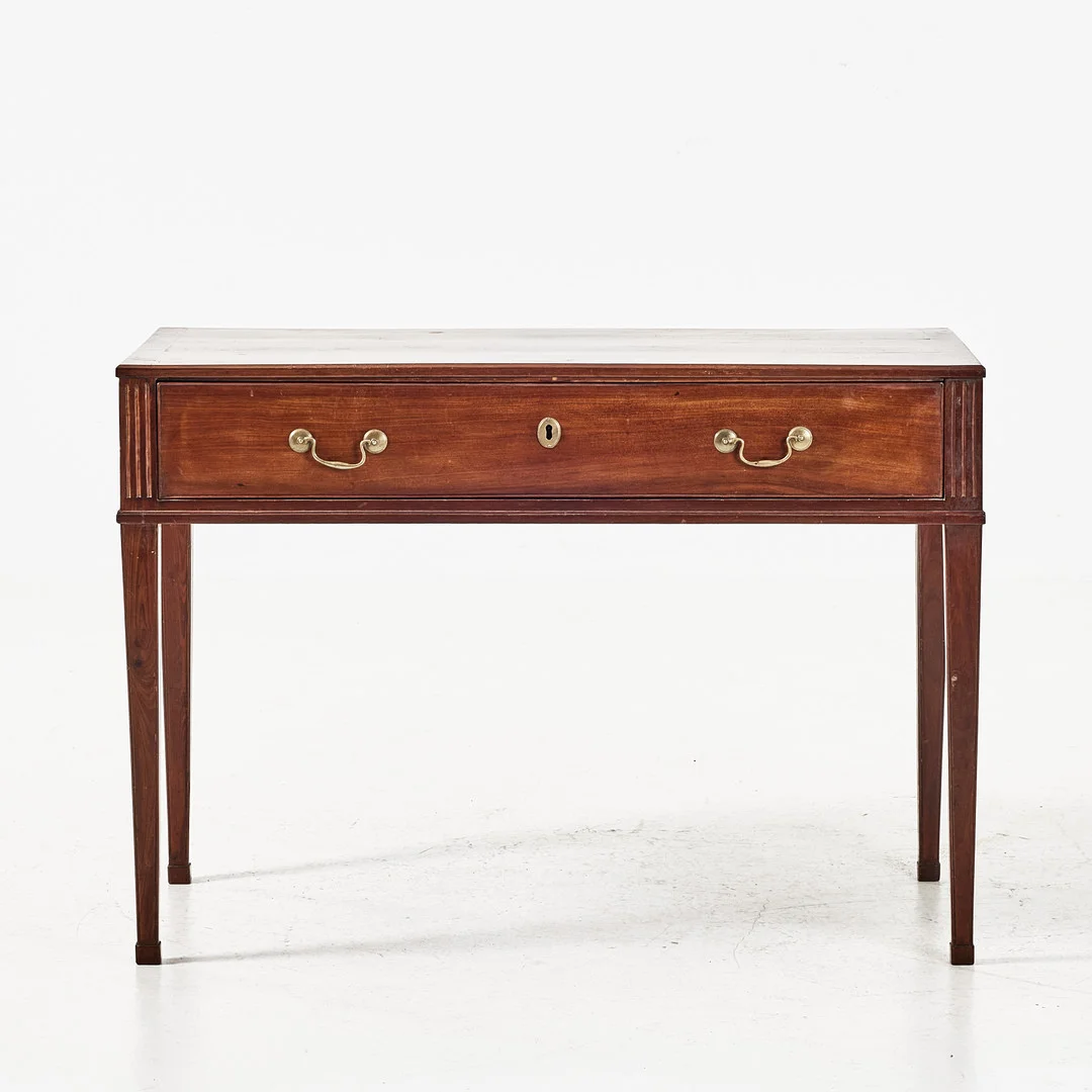 SKRIVBORD, 1800-tal, England, fanerat i mahogny, låda i sargen beslag i mässing. — Desks — Stockholms Auktionsverk Magasin 5