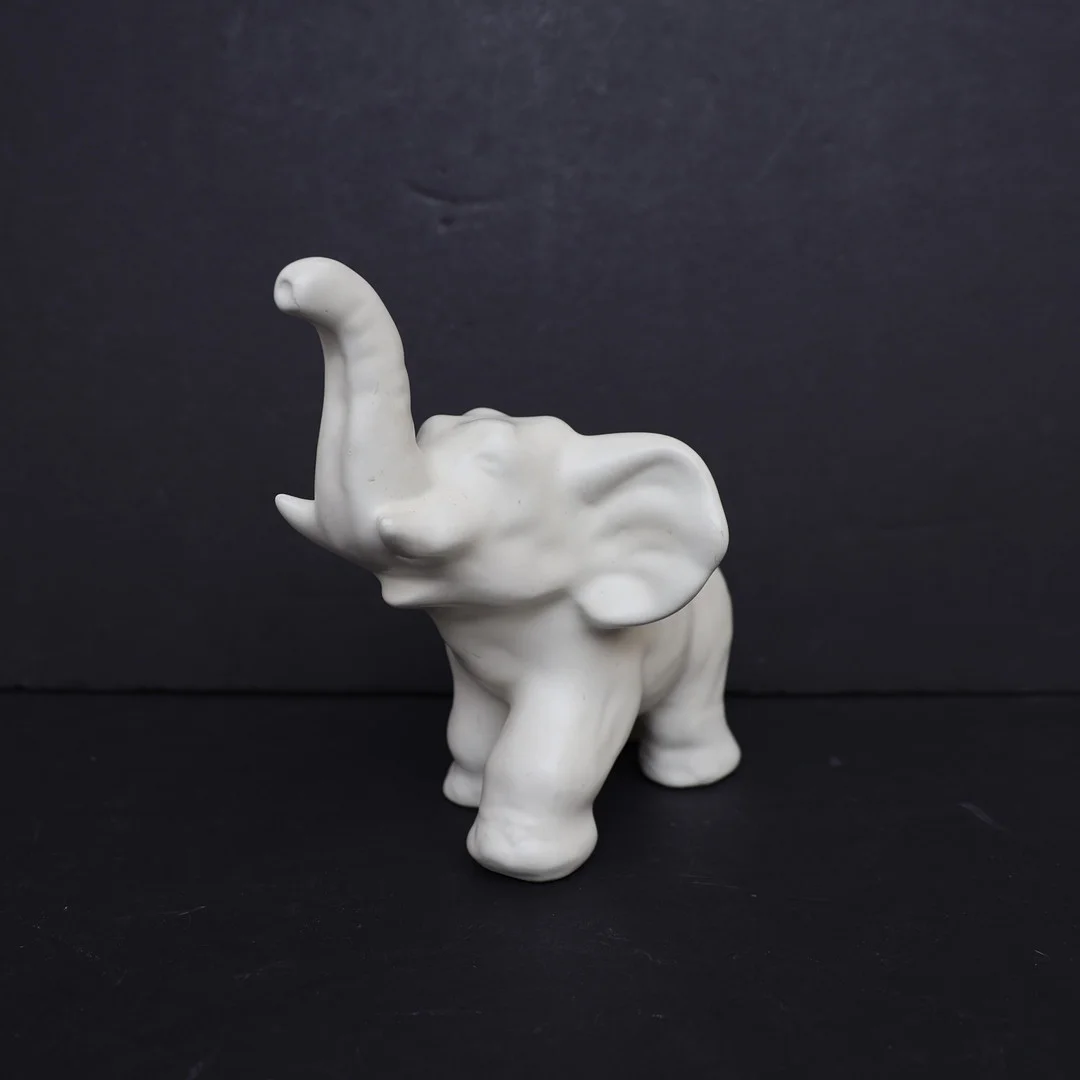 VICKE LINDSTRAND. Föreställande Elefant, glaserat lergods, omärkt. — European — Falun Auktionsbyrå