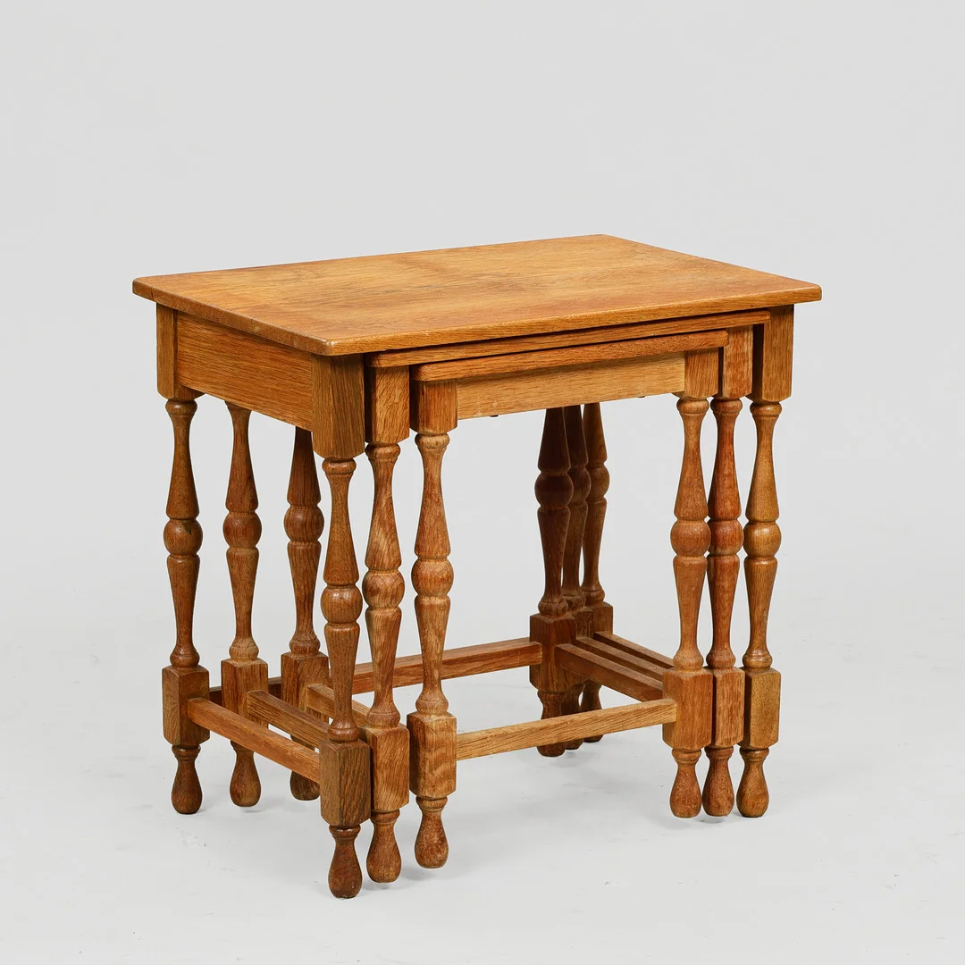 ANTON KILDEBERGS MØBELFABRIK. Sæt af tre indskudsborde i massivt egetræ med drejede ben, Danmark, 1960'erne, (3). — Tables — Palsgaard Kunstauktioner