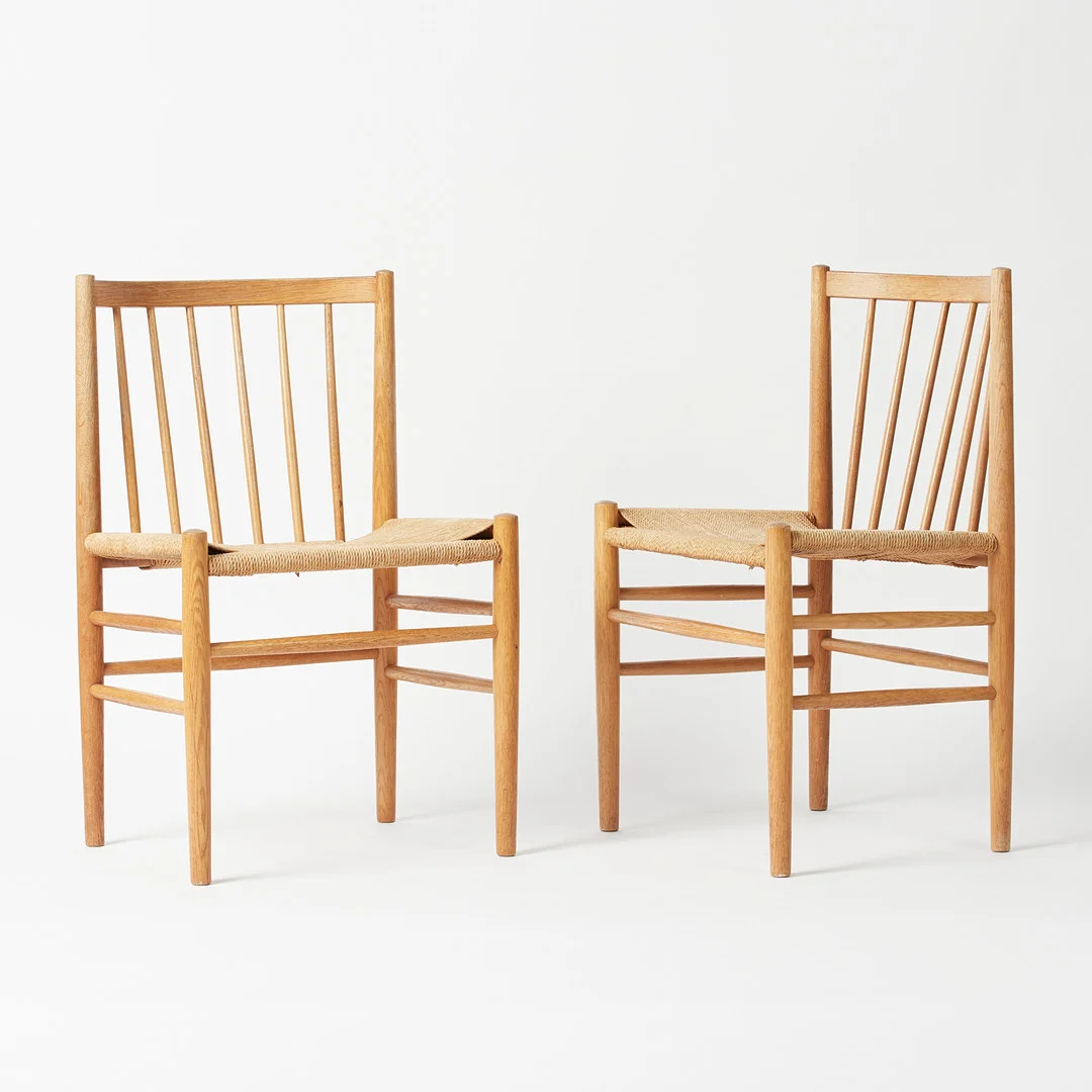 JØRGEN BÆKMARK. FDB Møbler. Set Stühle, Modell 'J80', Eiche, Papierkordel, 1960er Jahre, Dänemark. (2). — Armchairs & Chairs — Stockholms Auktionsverk Köln