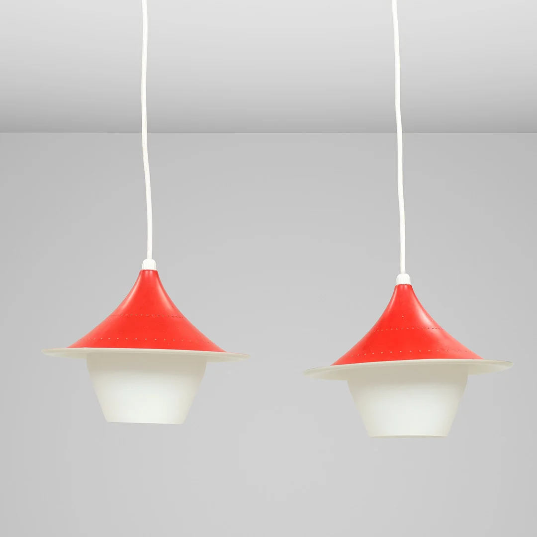 Par pendler af rødlakeret messing og opalglas. Dansk lampeproducent. 1900 tallets midte (2). — Ceiling lights — Palsgaard Kunstauktioner