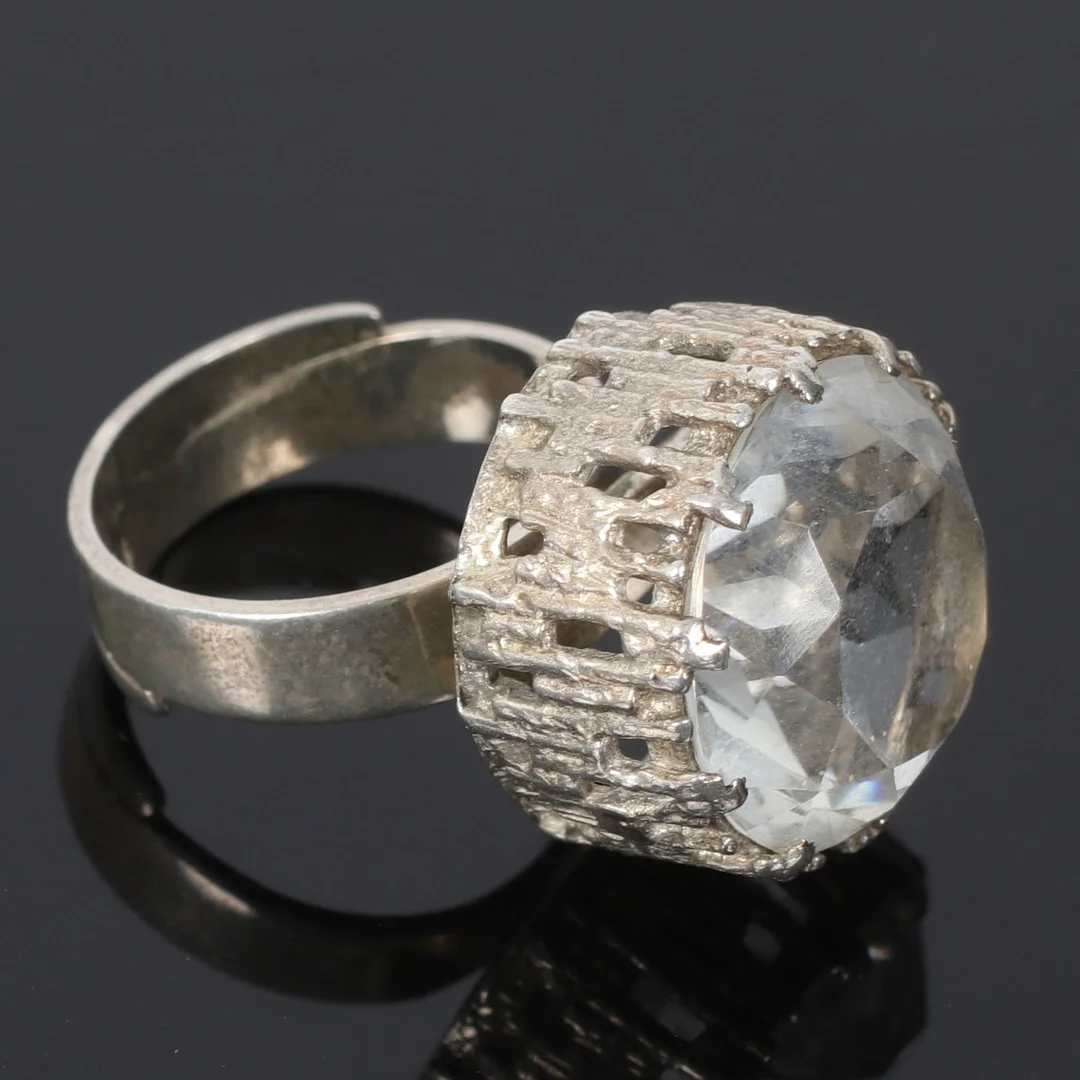 RING, sterlingsilver, fasettslipad sten, Bengt Hallberg Guldsmeds AB, Köping 1971. — Rings — Stadsauktion Sundsvall
