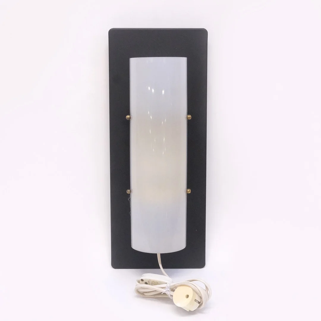 VÄGGLAMPA, PLAST OCH METALL. — Wall Lights — Björnssons Auktionskammare