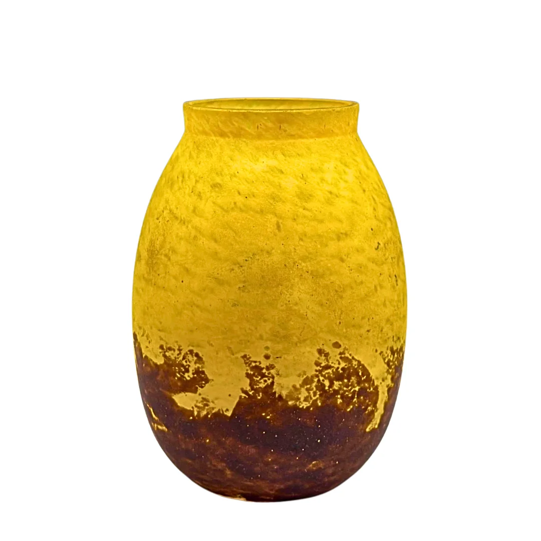 GLASVASE MIT FARBVERLAUF VON GELB ZU BRAUN. — Art glass — Auktionshaus Stuber's Hammerschlag