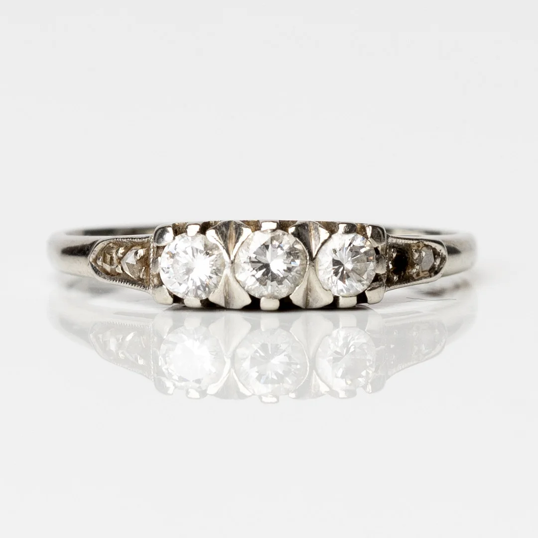 RING, vitguld, 18K samt diamanter ca 0,31ct, otydlig mästarstäpel, 1952. — Rings — Auktionshuset Kolonn