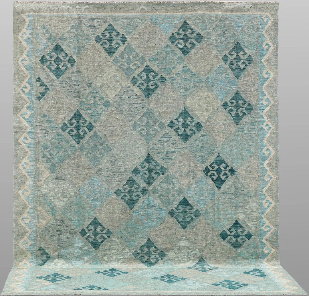 MATTA. Kelim klassisk design, 297 x 205 cm. — Oriental Carpets & Textiles — Södermanlands Auktionsverk