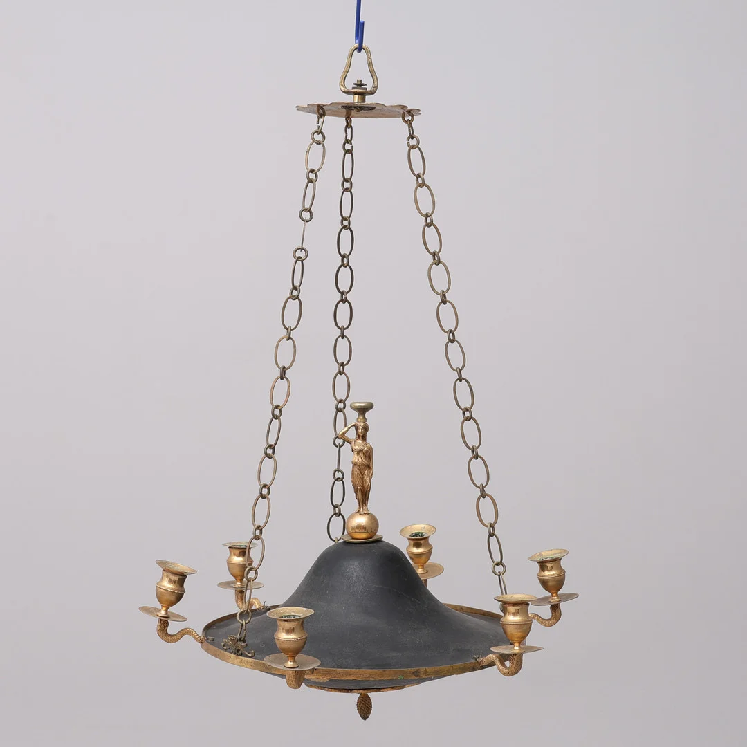 AMPEL, STOCKHOLMSARBETE I KARL JOHAN, SVARTPATINERAD OCH DELVIS BRÄNNFÖRGYLLD BRONS, MED EN KRÖNANDE KARYATID SANNOLIKT GJUTEN AV FREDRIC LUDVIG RUNG. — Ceiling lights — Crafoord Auktioner Lund