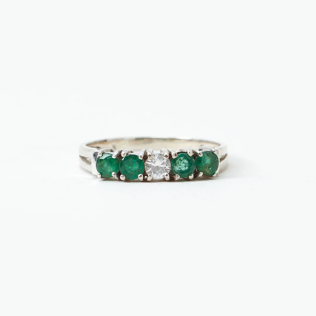 RING, 14k vitguld, 4 smaragder, syntetisk sten, vikt ca 2,0 gram. — Rings — Göteborgs Auktionsverk