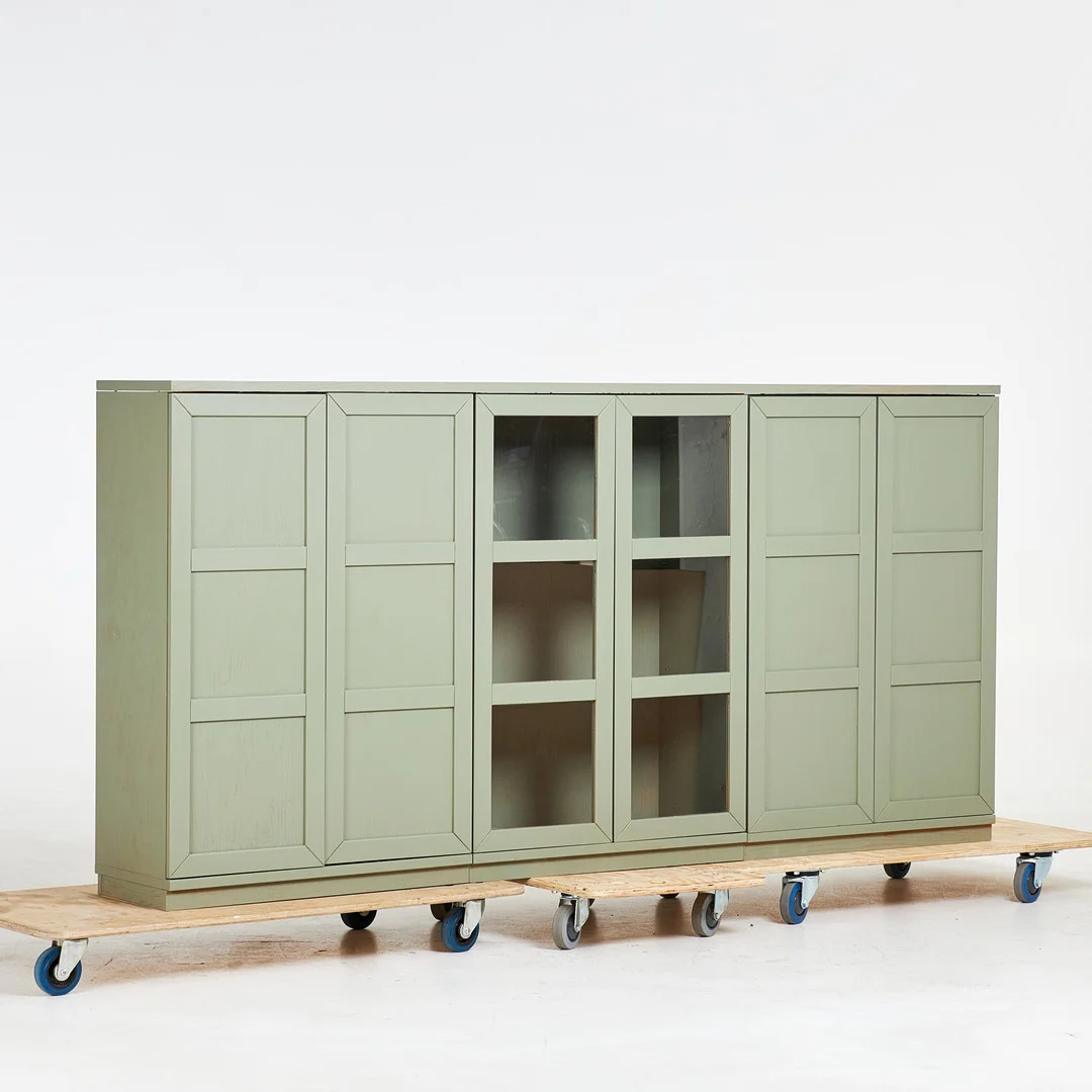SIDEBOARD, EM möbler, vitrindel i mitten, inredd med hyllplan. — Cupboards, Cabinets & Shelves — Stockholms Auktionsverk Sickla