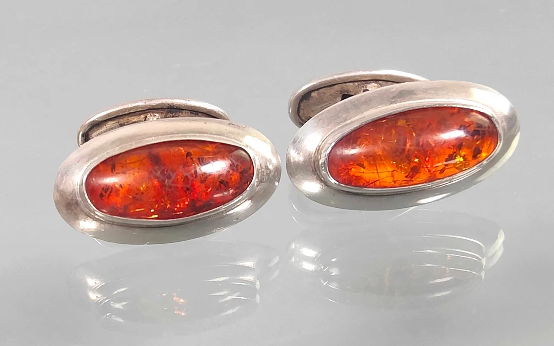 SILBERNE MANSCHETTENKNÖPFE mit Bernstein, Silber 835. — Cufflinks & Tie Pins — Auktionshaus Bossard