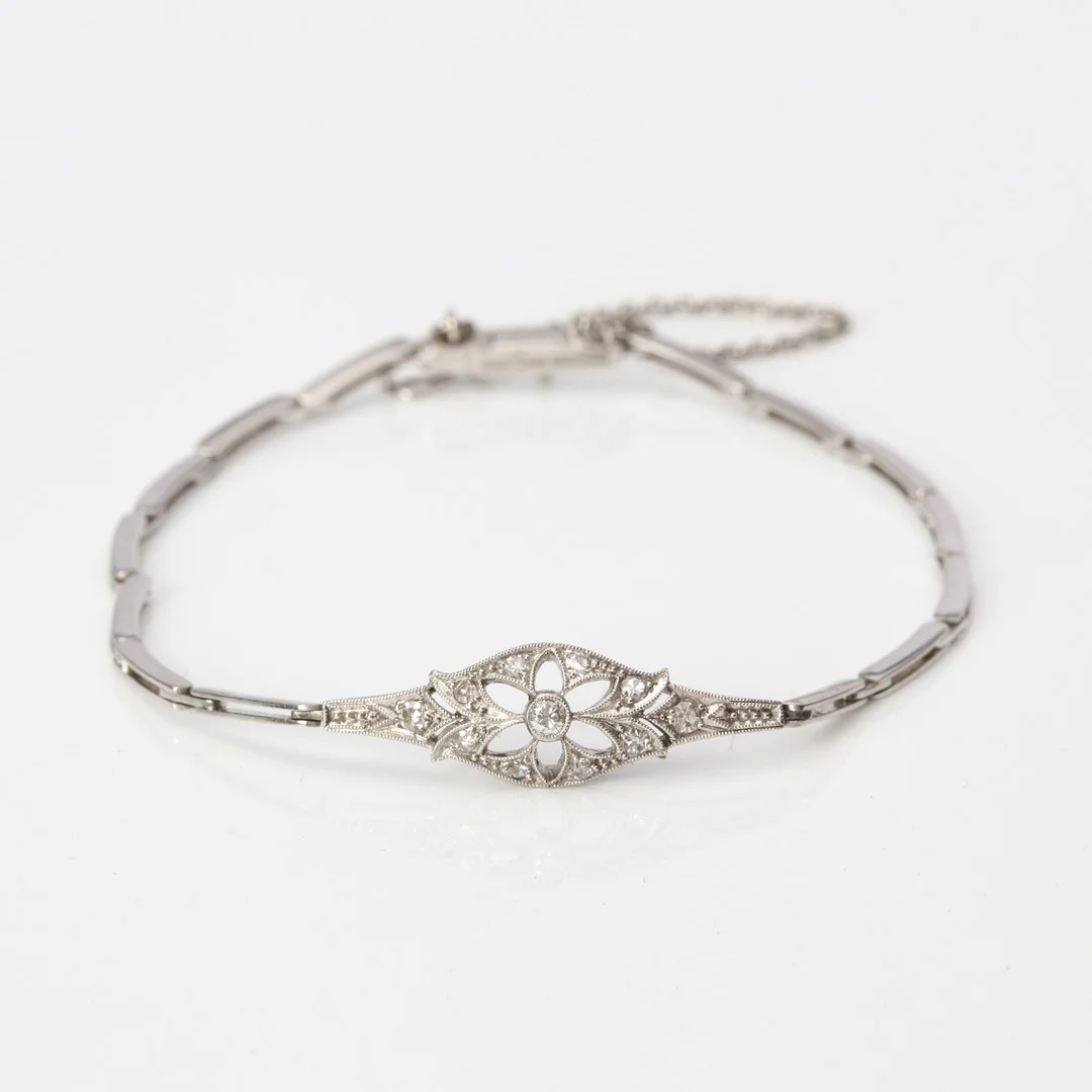 DIAMANTARMBAND. 18k vitguld med briljant- och 8/8-slipade diamanter, totalvikt ca 6,9 gram. — Bracelets — Skånes Auktionsverk