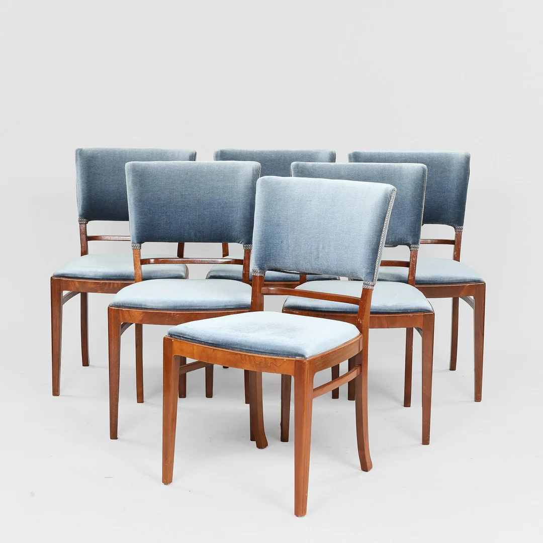 Sæt på seks stole med stel af mahogni, sæde og ryg betrukket med blå velour, Danmark, ca. 1950'erne, (6). — Armchairs & Chairs — Palsgaard Kunstauktioner